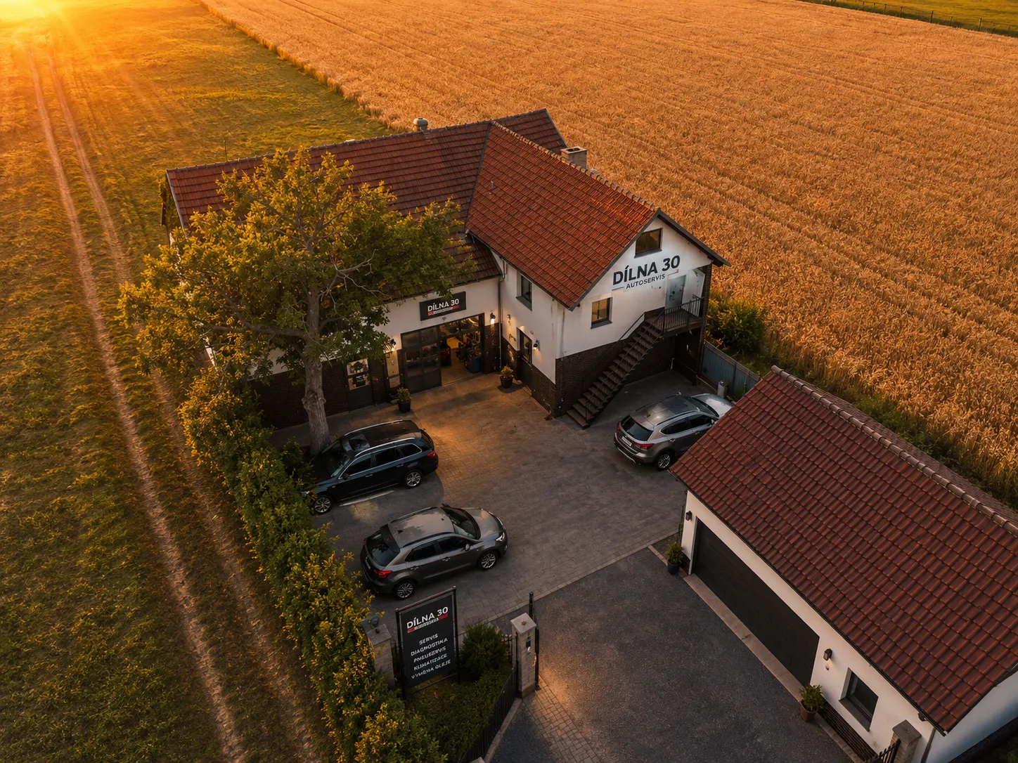 Auto servis v Ladné zvenku.